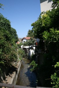 elvesmug A small river running through the town Kakopetria (Cyprus)